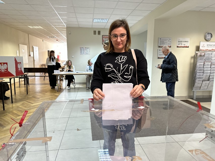 Wybory 2024. Trwa głosowanie w Bełchatowie. Frekwencja na godzinę 12