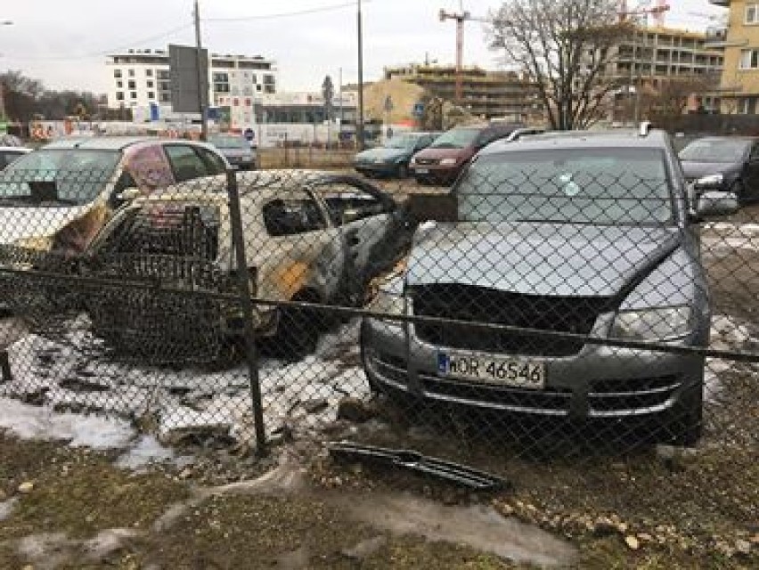 Na Targówku w ciągu miesiąca spłonęło kilka samochodów. Czy...