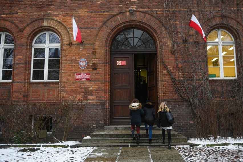 Poznańskie liceum złamało prawo. Rada pedagogiczna...