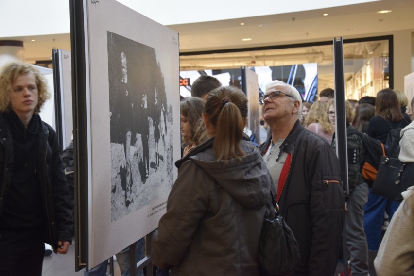 Wystawa „Historia szkolnego mundurka”  w  Galerii Klif we współpracy Muzeum Miasta Gdynia.