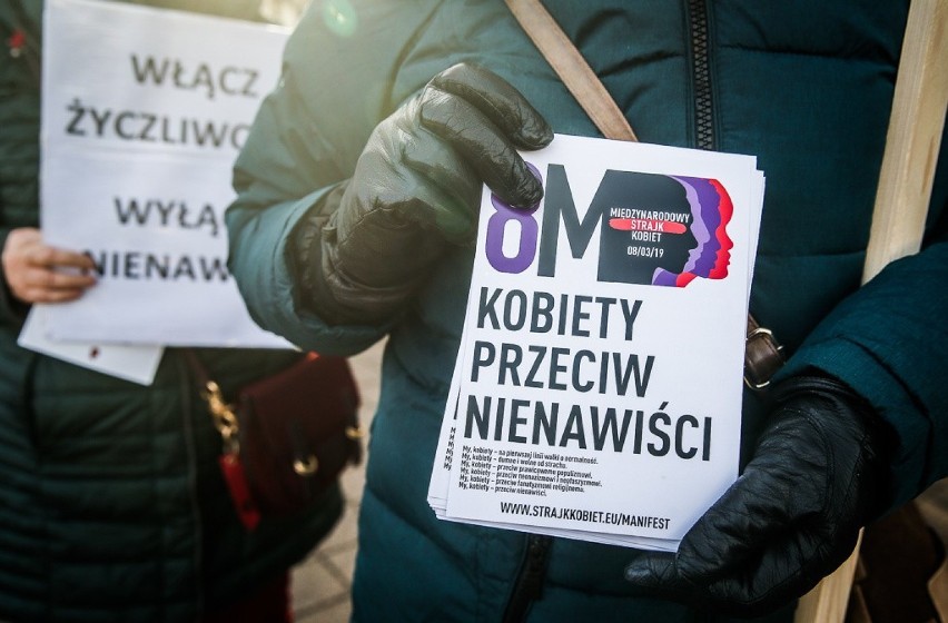 "Kobiety przeciwko nienawiści". Manifestacja w centrum Gdańska. Pikietujący zebrali się pod Radą Miasta Gdańska