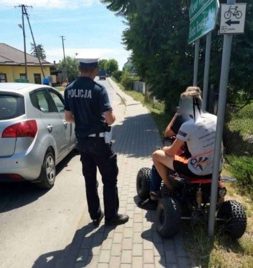 Nietrzeźwy kierowca quada jechał z młodszym bratem przez Sadkowice