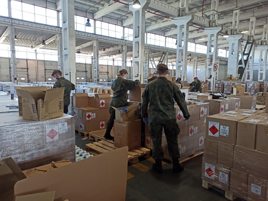 Żołnierze WOT ze Zgierza przygotowują paczki dla szpitali, przychodni i aptek [Zdjęcia]