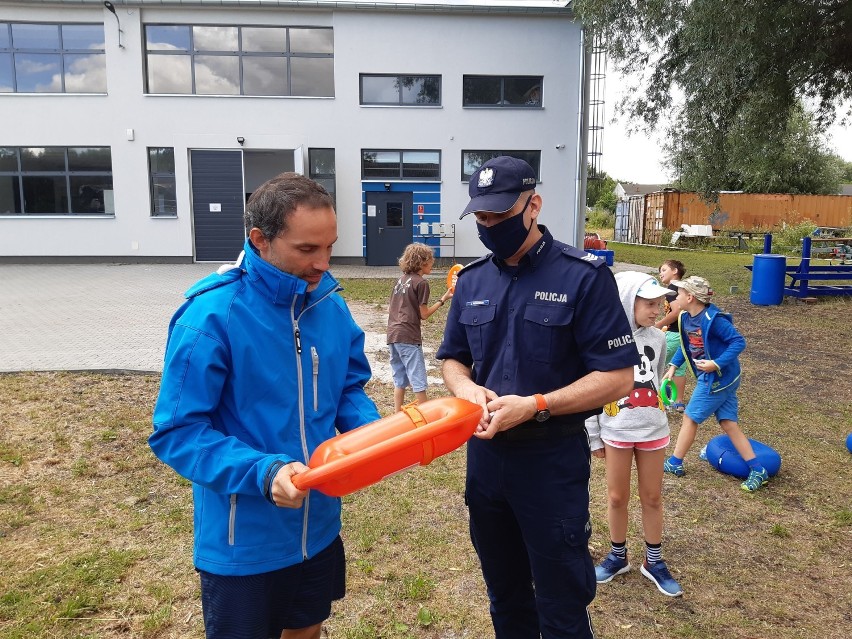 Jak bezpiecznie odpoczywać nad wodą, czyli spotkanie z policjantami w ramach akcji "Bezpieczne Wakacje 2020"