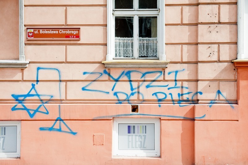 Antysemicki napis na kamienicy w centrum Gniezna
