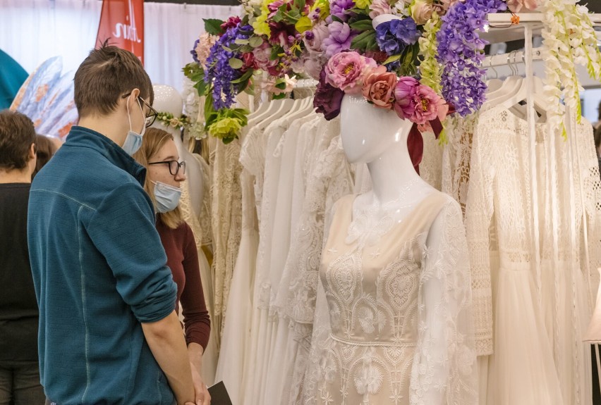 Suknie ślubne modne w 2022 roku. Sprawdź aktualne TRENDY! Zobacz zdjęcia z pokazu na Targach Ślubnych