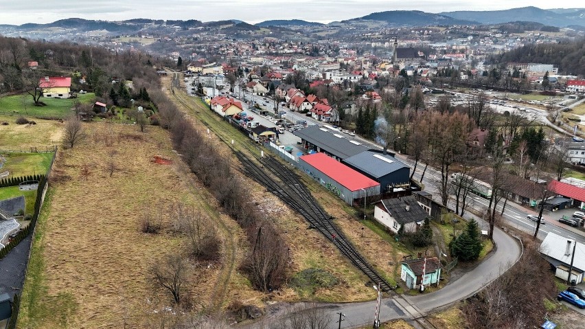 Modernizacja linii 104 Chabówka - Nowy Sącz przyspiesza. Kolejny przetarg na finiszu. Stacja Limanowa przejdzie metamorfozę za 300 mln zł