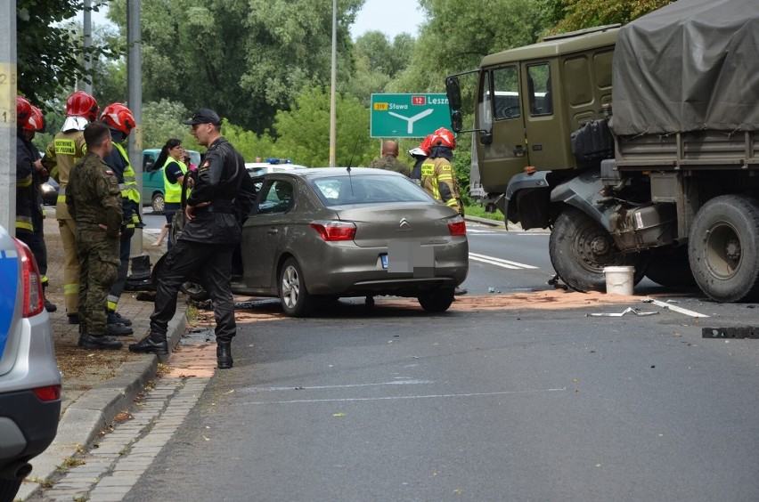 Wypadek na Kamiennej Drodze w Głogowie. Osobowy citroen uderzył w wojskowy pojazd