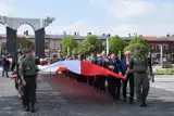 Dzień Flagi RP w Łasku. Przemarsz z wielką flagą [zdjęcia i wideo]