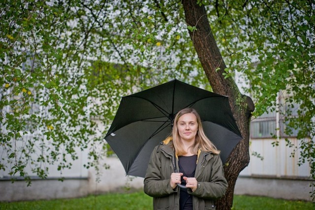 Magdalena Kaszubowska, autorka projektu, który wygrał bibliotece w Świeciu 7 tys. zł, lubi plac, gdzie powstanie letnia czytelnia na powietrzu nawet, kiedy pada