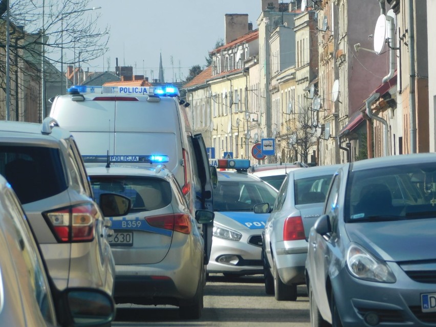 32-latek z Leszna uciekał przed kontrolą drogową. W policyjnym pościgu poszkodowany został policjant i uszkodzony radiowóz