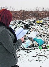 Nasz ekologiczny patrol - sterty śmieci i gruzu sąsiadują z cmentarzem w Kłobucku