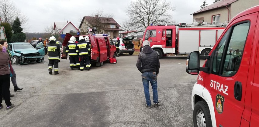 Wypadek w Marzęcicach. Trzy osoby, w tym dziecko w szpitalu