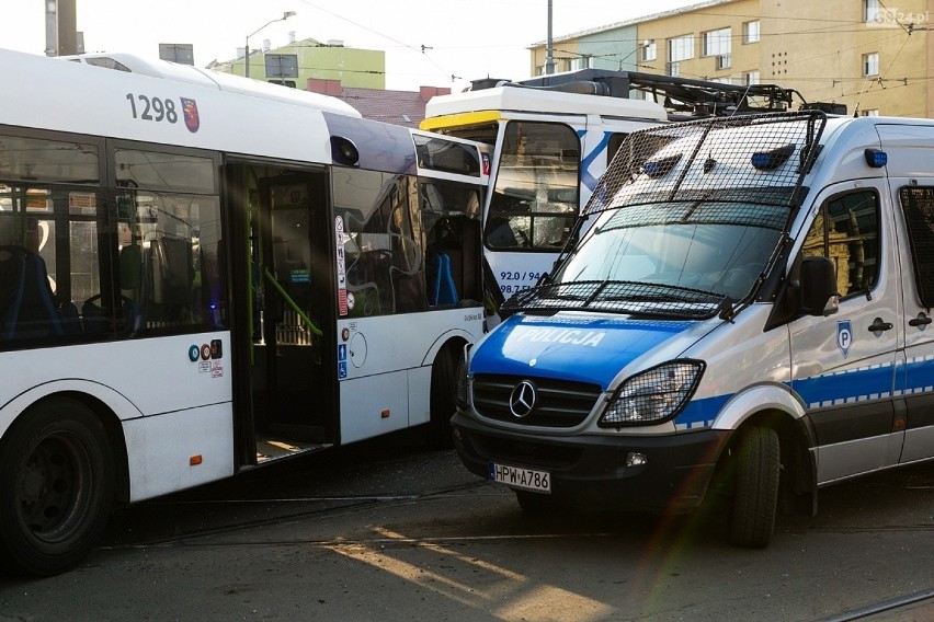 Wypadek na Bramie Portowej: tramwaj zderzył się z autobusem, kilkanaście osób rannych
