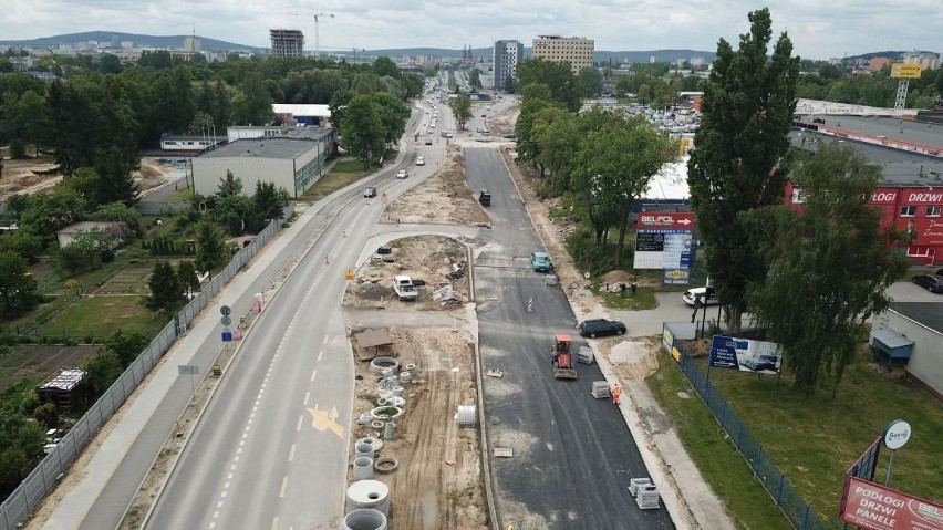 Leją asfalt na drugiej jezdni ulicy Zagnańskiej w Kielcach. Kiedy koniec budowy? [ZDJĘCIA] 