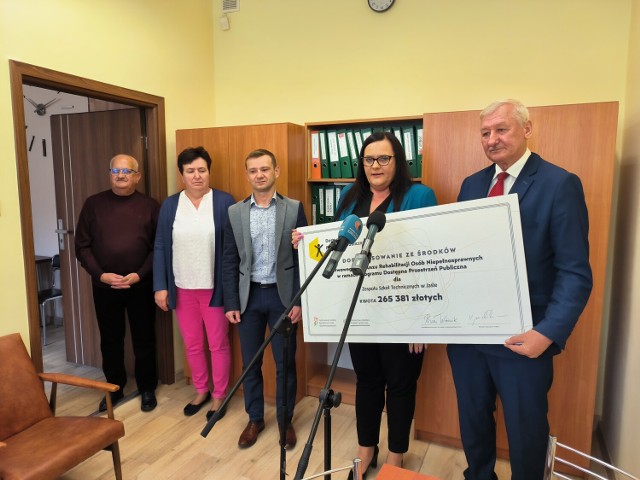 Symboliczną promesę przekazała  wiceminister funduszy i polityki regionalnej Małgorzata Jarosińska – Jedynak
