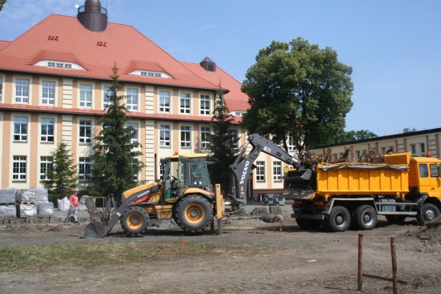 Trwają prace związane z budową wielofunkcyjnego obiektu sportowego przy Szkole Podstawowej nr 1 w Świeciu. Budowlańcy ściągnęli już warstwę betonu, która jak dotąd służyła jako nawierzchnia boisk do koszykówki i piłki nożnej.

Wycięte zostały także drzewa rosnące w pobliżu, co nie spodobało się mieszkańcom osiedla Kościuszki. 

W tym miejscu powstanie m.in.: boisko ze sztuczną trawą, bieżnia atletyczna 4-torowa o długości 60 m., skocznia z rozbiegiem do skoku w dal oraz boisko wielofunkcyjne o nawierzchni poliuretanowej, na którym grać będzie można w piłkę ręczną, koszykówkę, tenisa ziemnego i badmintona.  Projekt zakłada także oświetlenie terenu. Koszt inwestycji wynosi 1,2 mln złotych. Wykonawcą jest firma Hydro-Eko z Chojnic. Obiekt ma być oddany do użytku 30 października tego roku.


INFO Z POLSKI - przegląd najciekawszych informacji ostatnich dni w kraju - 6 lipca 2017.

