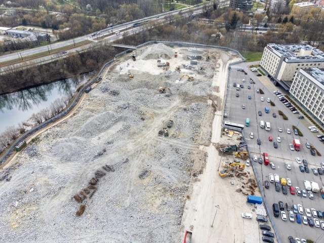 Kraków Plaza, a raczej to co zostało z dawnej galerii - nieczynny obiekt handlowo-usługowy w dzielnicy Grzegórzki w Krakowie, przy alei Pokoju 44. Obiekt został otwarty w 2002 roku, zamknięto go po 19 latach w roku 2021. Galeria handlowa została wybudowana przez przedsiębiorstwo Skanska w latach 2001–2002. Centrum posiadało 60 tys. m. kw. powierzchni użytkowej, 120 lokali handlowo-usługowych oraz przy budynku znajdowało się 1500 miejsc parkingowych. Teren to ok. 80000 metrów kwadratowych.