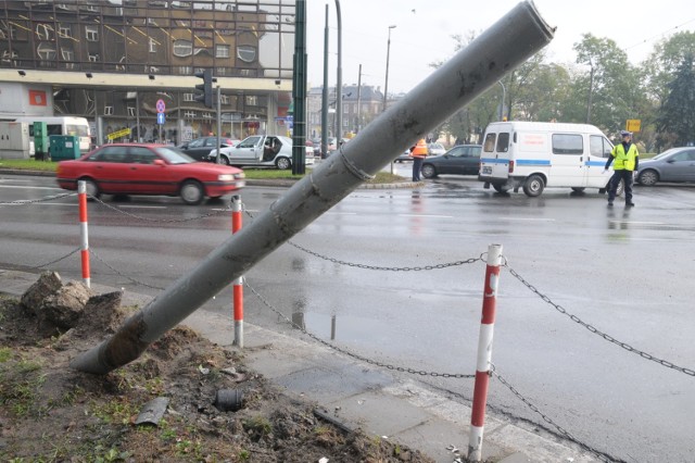 Na Szubińskiej samochód uderzył w sygnalizację.