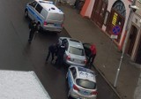 Ukradł samochód i w nim zasnął. Policjanci wyciągnęli go przez okno [ZDJĘCIA]