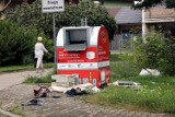 Wandale znowu grasują w Legnicy, tym razem zniszczyli pojemnik na elektroodpady