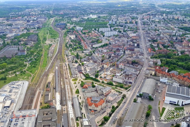 Marek Kaczmarczyk po raz kolejny wbił się nad dachami Poznania. Tak dzisiaj wyglądają największe inwestycje w mieście z lotu ptaka.