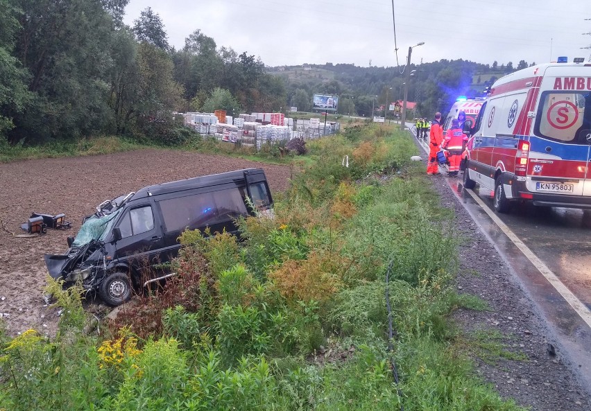 DK 28. Poważny wypadek busa w Nowym Sączu, jedna osoba nie żyje, są ranni