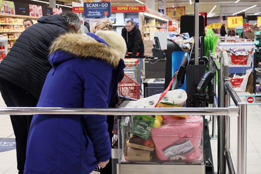 Przedświąteczne zakupy w Lublinie. "Jest drożej, ale coś kupić przecież trzeba"