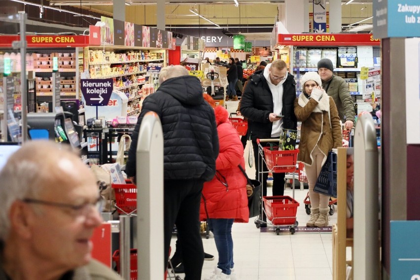 Przedświąteczne zakupy w Lublinie. "Jest drożej, ale coś kupić przecież trzeba"