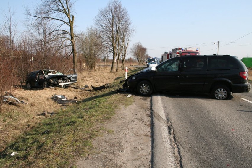 Wypadek na DK94 w Paczynie [ZDJĘCIA]. Zderzenie trzech samochodów, jedna osoba nie żyje
