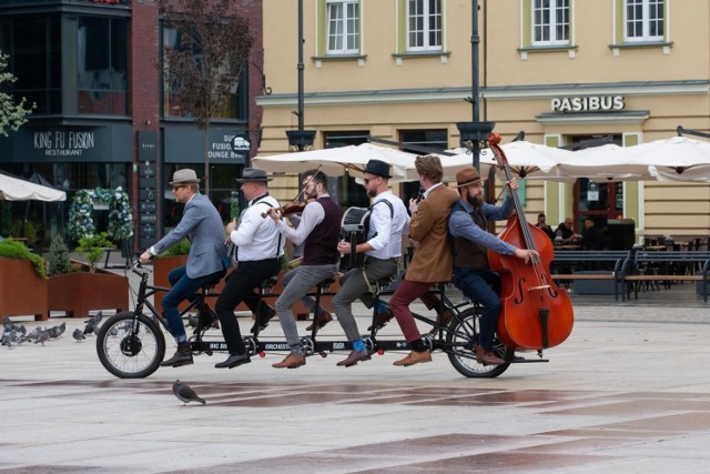 Orkiestra Na Dużym Rowerze to muzyczny projekt Miejskiego Centrum Kultury w Bydgoszczy. Zespół tworzy sześciu muzyków na sześcioosobowym rowerze