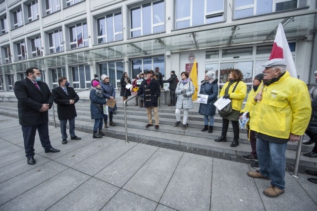 W czwartek o godz. 10 przed koszalińskim ratuszem zorganizowano protest w sprawie wycinki ponad 300 drzew na Górze Chełmskiej.