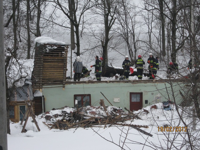 W Nieledwi i Przyborowie dachy zawaliły się pod naporem ciężkiego śniegu!