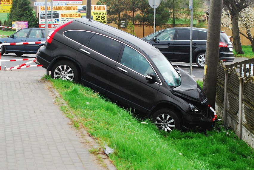 Wypadek w Cielczy: Wypadł z drogi i uderzył w słup