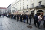 Gigantyczna kolejka na Mariackiej w Katowicach! Wszystko przez DARMOWĄ pizzę w Pizzatopia. Zobacz to!