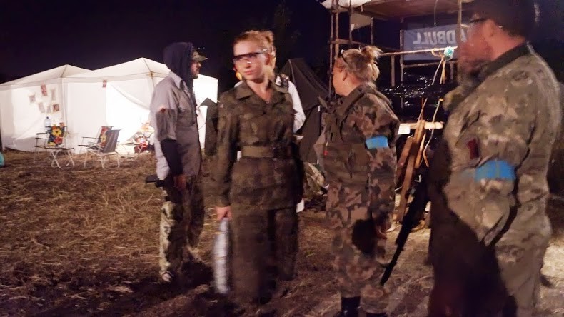 Zombie Larp 2013: w nocy zombie walczyli z żołnierzami.