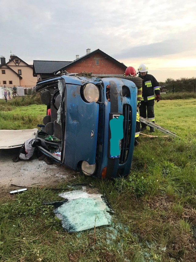 Wypadek (kolizja) w Proszeniu na S8 w gminie Wolbórz. Daewoo matiz dachował