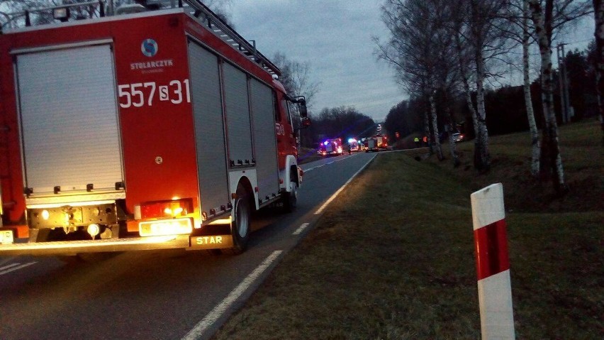 Śmiertelny wypadek w Pielgrzymowicach [ZDJĘCIA]. Zderzenie samochodów - matka nie żyje, dziecko trafiło do szpitala