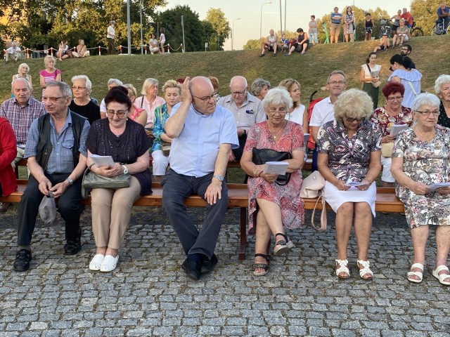 W sobotę, 14 sierpnia, mieszkańcy Zielonej Góry na placu przy kościele Ducha Św. uczcili pamięć bohaterów i ważne w naszej historii wydarzenia, śpiewając pieśni patriotyczne i piosenki (nie)zakazane