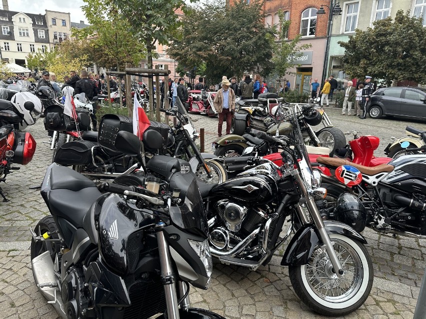 Zakończenie sezonu motocyklowego w Gnieźnie. Na Rynku zgromadziły się setki miłośników jednośladów