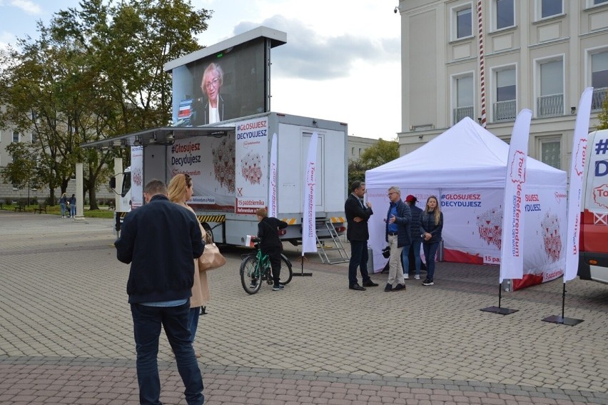"Tour de Referendum" zorganizowane przez Fundację Klubów Gazety Polskiej w Stalowej Woli. Eksperci odpowiadali na pytania 