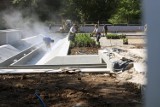 Budowa fontann w Legnicy, rozpoczęto nasadzanie zieleni [ZDJĘCIA]