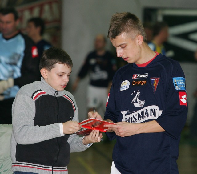 Przerwa zimowa sezonu 2006/2007. Grosicki bardzo szybko stał się idolem młodych kibiców Portowców.