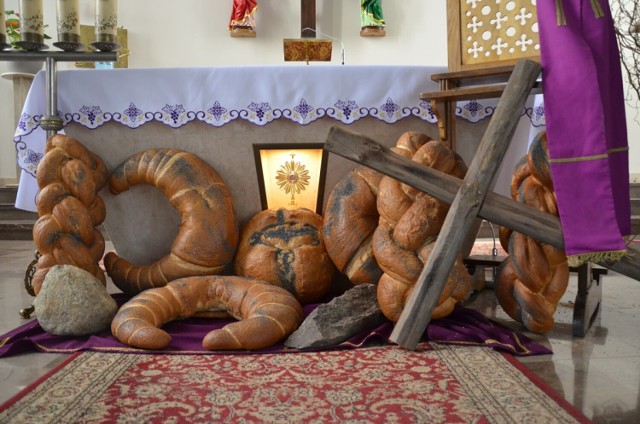 W kościele pw. św. Klemensa, wielkopostny ołtarz zdobią ogromne chleby, rogale i chałki. Upiekli je piekarze ze Społem