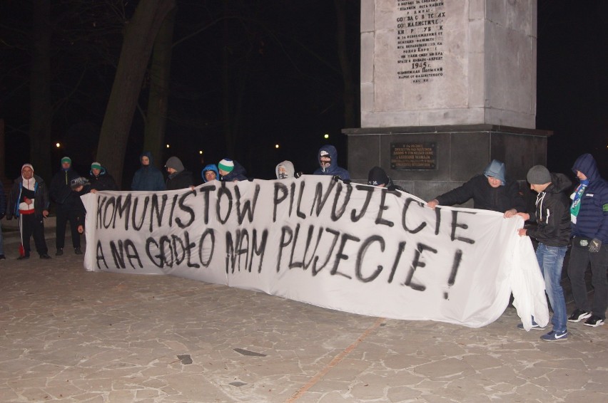 Kaliscy Patrioci i ONR zorganizowali happening na cmentarzu żołnierzy radzieckich [FOTO]