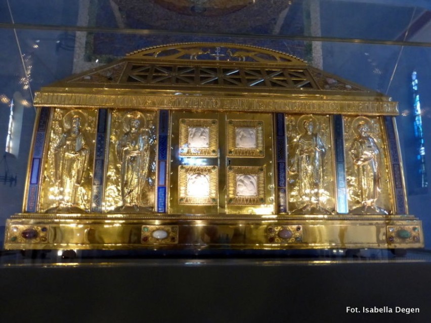 Symboliczny grób św. Hildegardy w którym znajdują się jej...