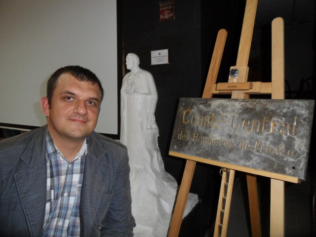 Adam Śliwa przekazał do muzeum płytę granitową, okazało się, że pochodzi ze stacji emigracyjnej przy ul. Powstańców.
