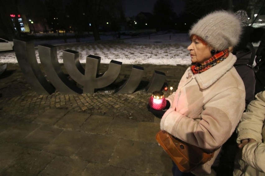Kielczanie pamiętali o Holokauście. Była modlitwa przy pomniku "Menora" i pokaz filmów o losie żydowskich dzieci