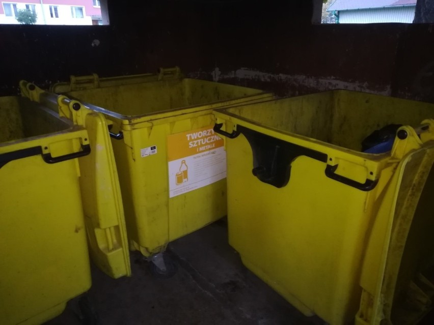 W osiedlu Sandomierskie w Kielcach zamknięto śmietniki na kłódkę i łańcuch. Dlaczego? [WIDEO,ZDJĘCIA]