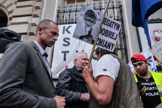 Protest przed Sądem Okręgowym w Gdańsku we wtorek 3.07.2018. Z pikietującymi przeciwko wprowadzeniu w życie ustawy o Sądzie Najwyższym jest min. Lech Wałęsa